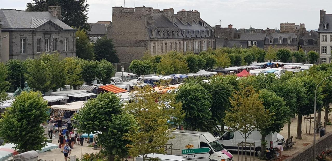דינאן Les Appartements Du Marche מראה חיצוני תמונה
